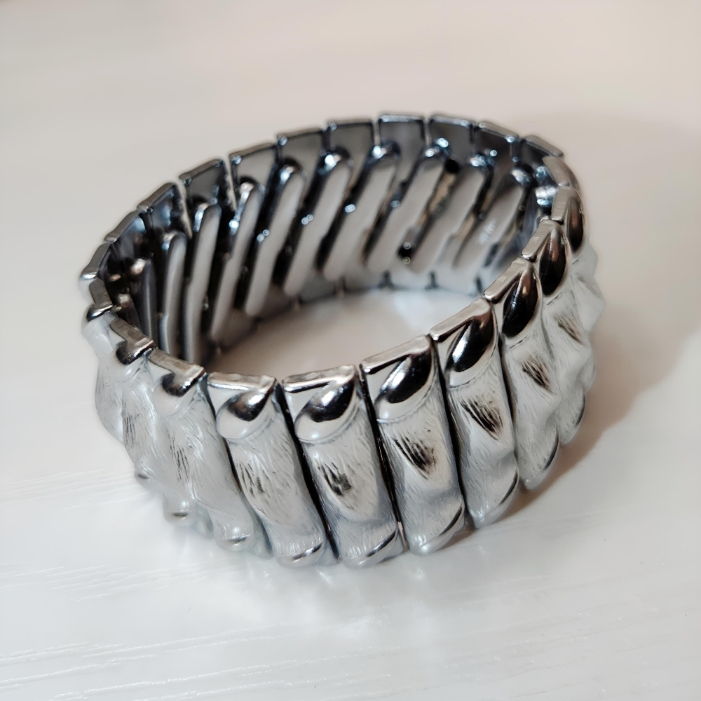 Vintage Hong Kong Textured Silver tone Accordion Stretch Bracelet